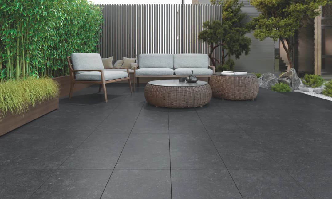 Jaki gres na balkon: wybierz trwałe i estetyczne płytki na lata