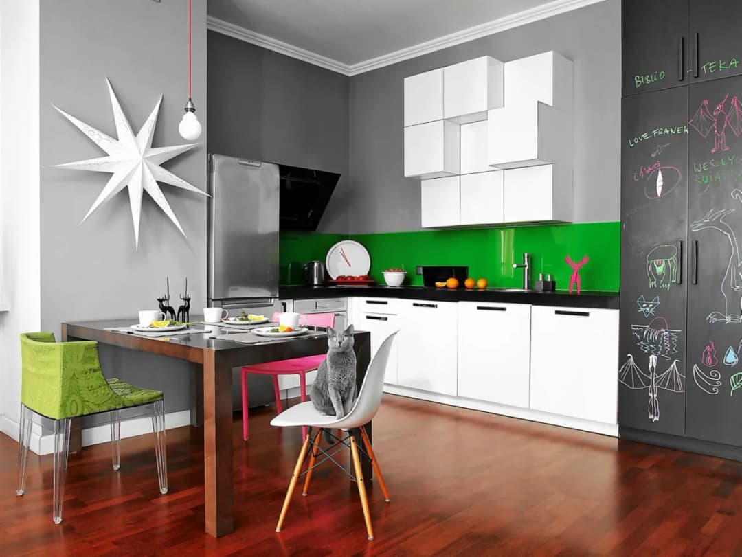 Jakie ściany do białych mebli w kuchni? Oto kolory, które zaskoczą