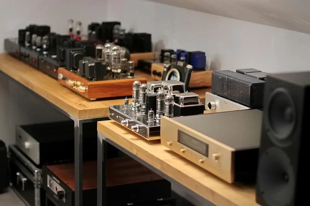 Jak wybrać idealne nagłośnienie do salonu i uniknąć błędów przy zakupie