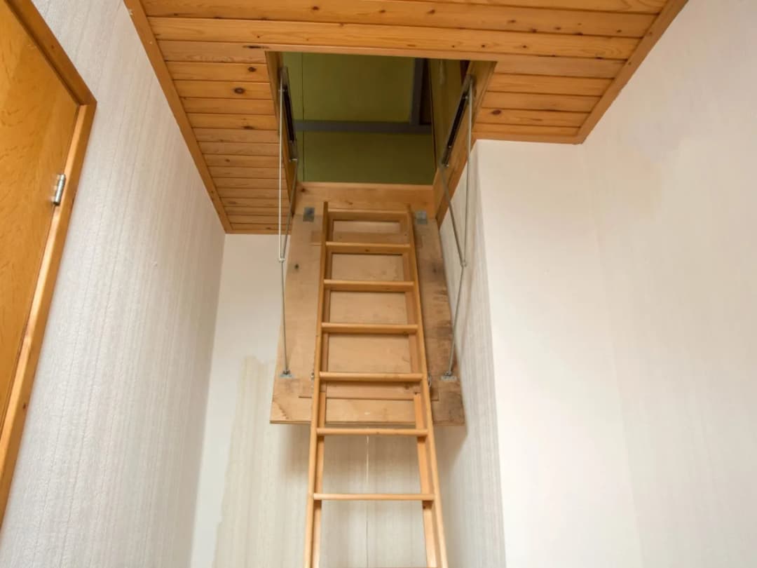 Jak zamaskować wejście na strych, aby poprawić wygląd wnętrza