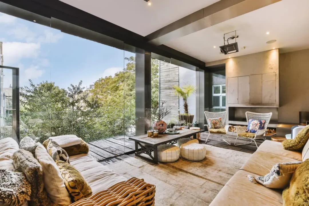 Jak skutecznie zasłonić duże okna w salonie – najlepsze rozwiązania i porady