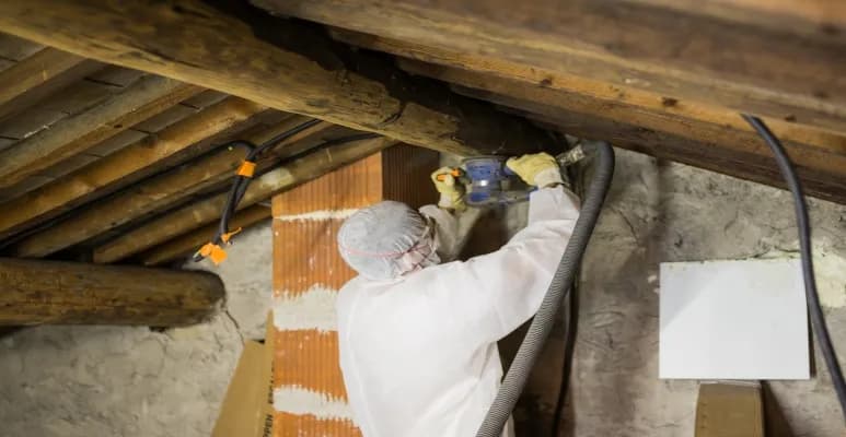 Jak skutecznie ocieplić właz na strych i uniknąć strat ciepła w domu