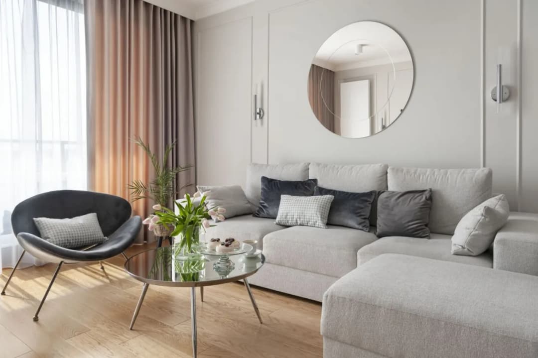 Jak optycznie powiększyć salon: skuteczne triki na większą przestrzeń