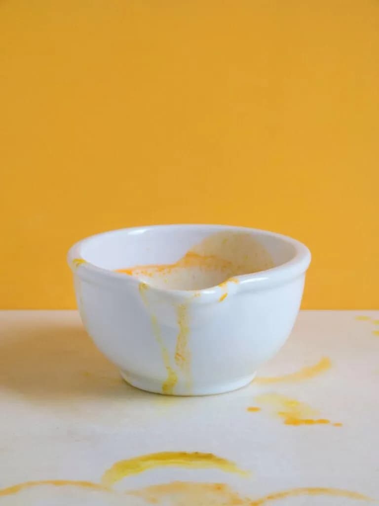 Jak skutecznie usunąć tłuszcz ze ściany w kuchni – sprawdzone metody i porady