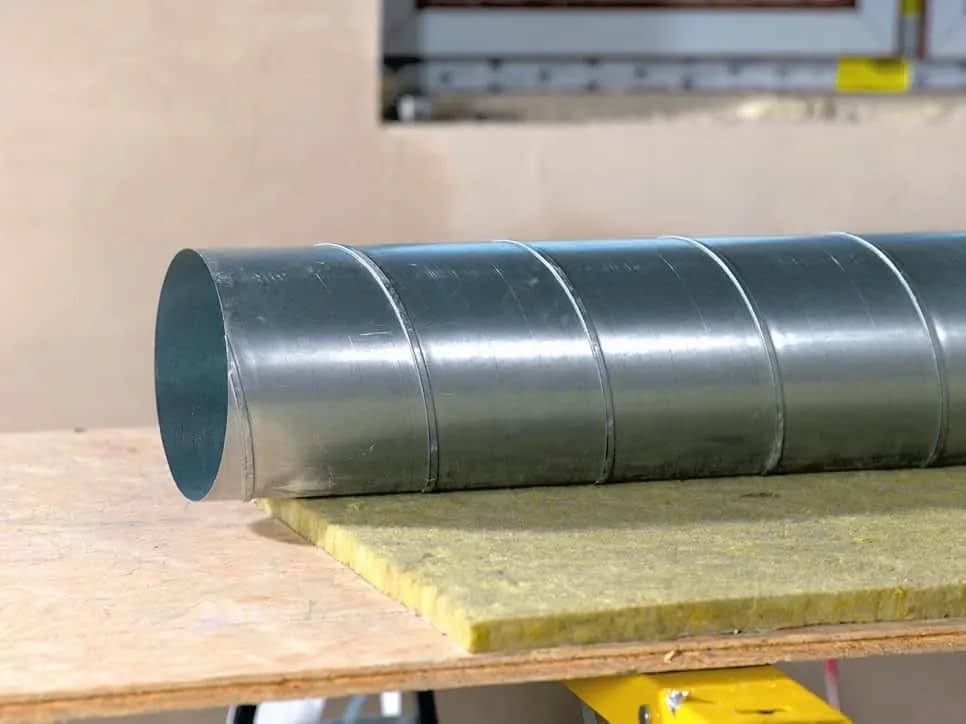 Jak skutecznie ocieplić rury wentylacyjne na strychu i zaoszczędzić?