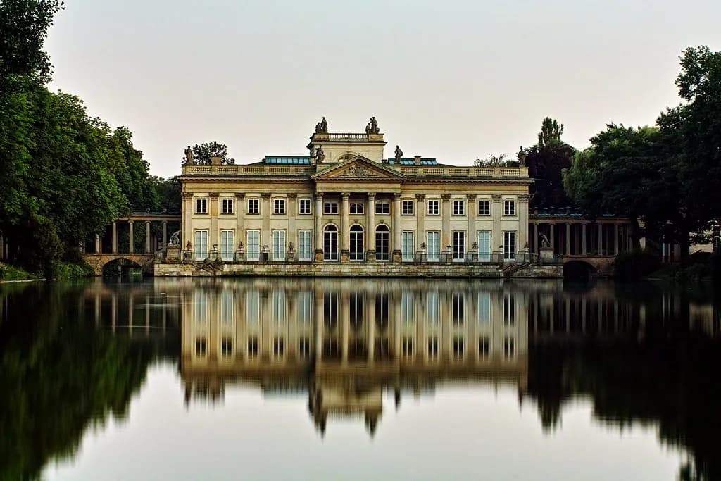 Jaką funkcję pełni obecnie Pałac na Wodzie w Łazienkach Królewskich?