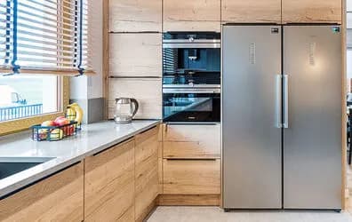 Gdzie ustawić lodówkę w kuchni, aby uniknąć błędów i zwiększyć wygodę?